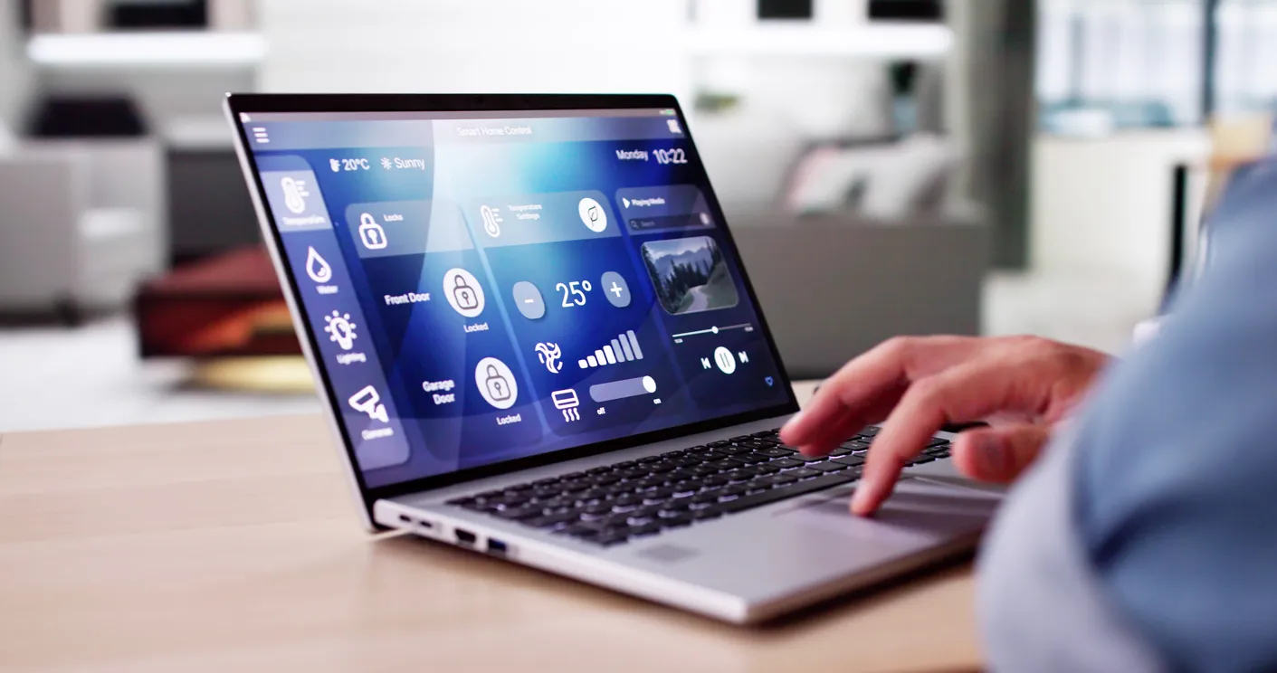 Smart-Home-Steuerung auf einem Laptop